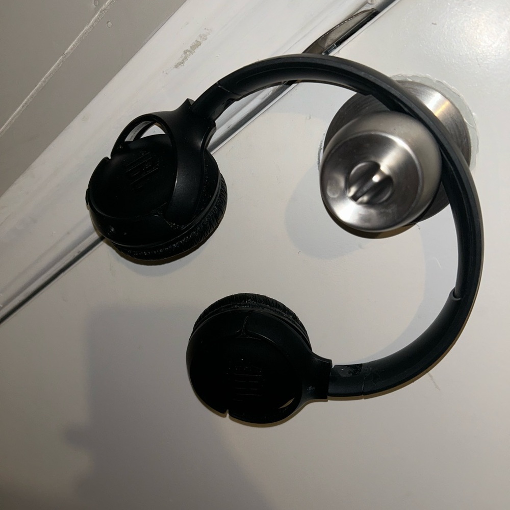 WIRELESS BLUETOOTH AUDIO JBL headphones